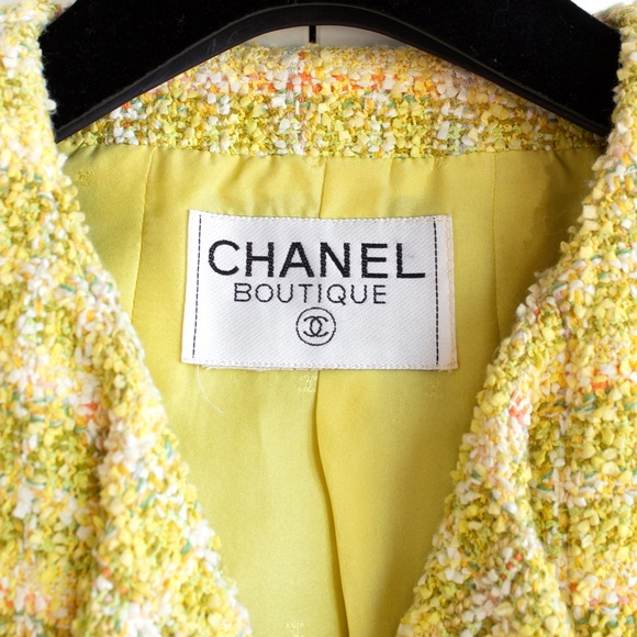 Iconic Chanel Vintage Spring/Summer 1994 Yellow Gold Tweed 94P Jacket - Picture 9 of 17